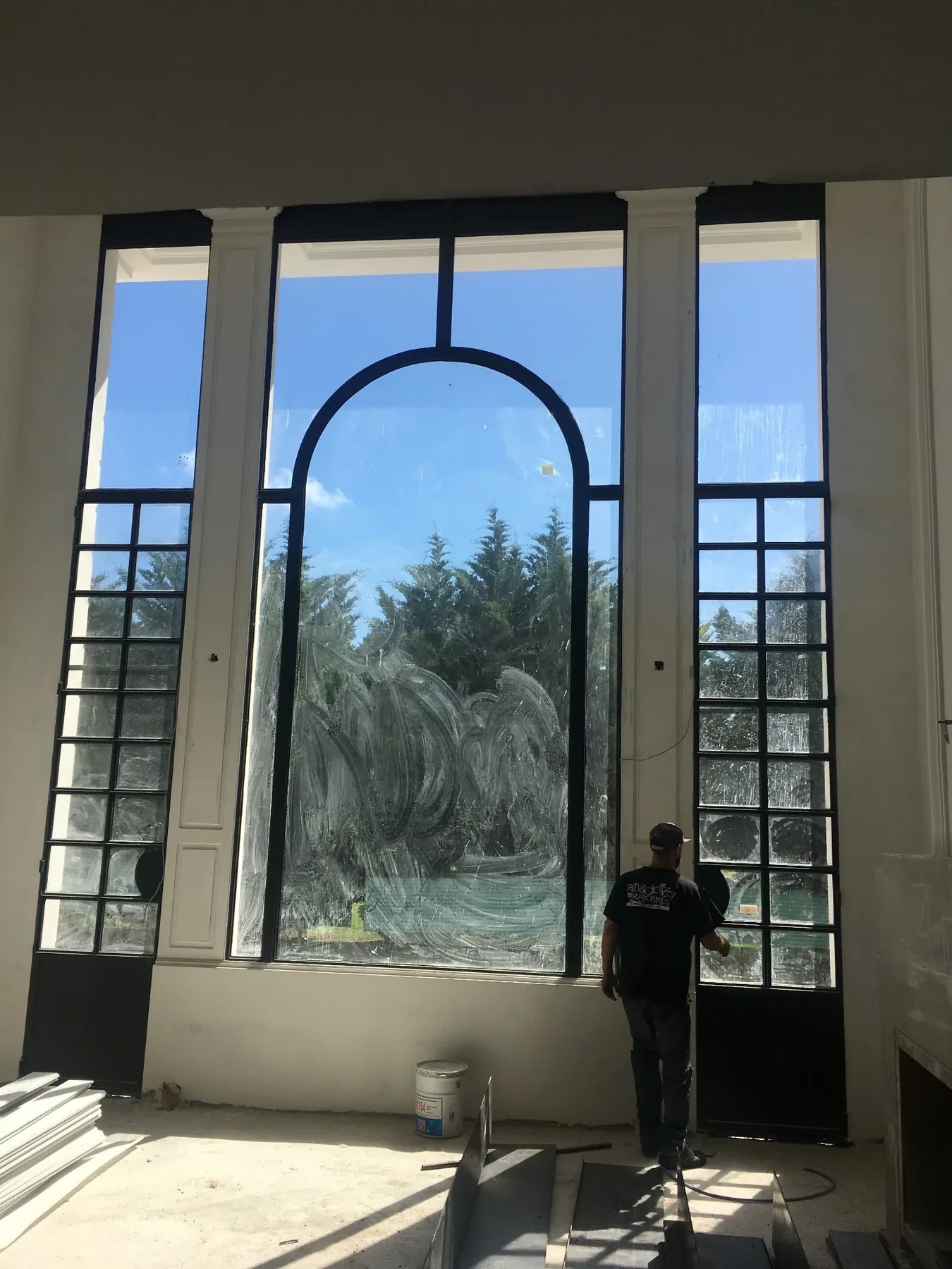 Abertura de hierro con arco y grandes paños de vidrio