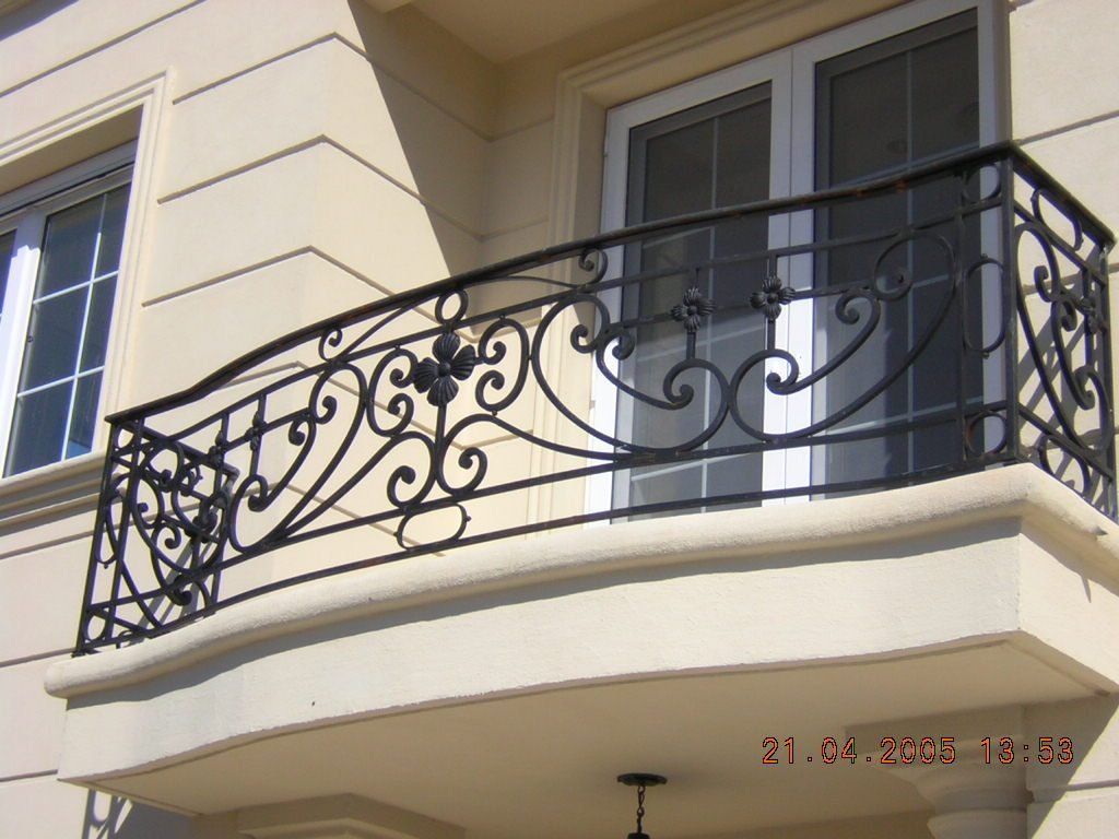 Balcón francés de hierro con diseño curvo ornamental