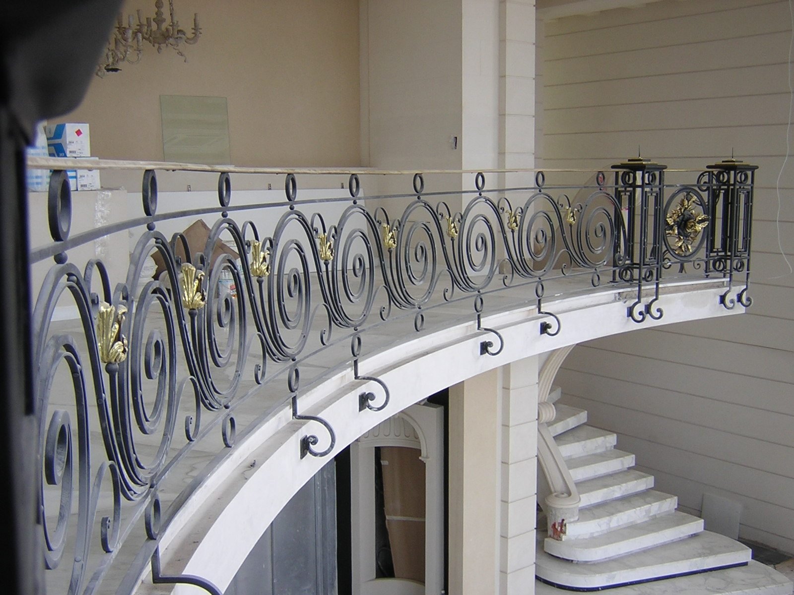 Balconeo interior curvo con detalles dorados