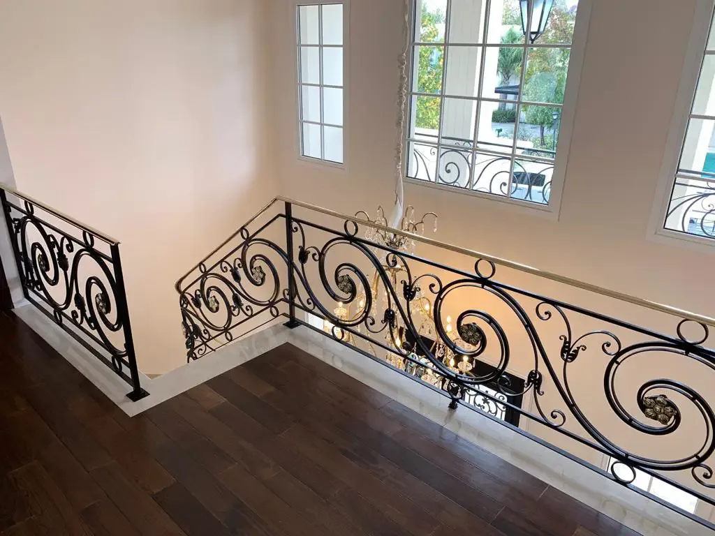 Balconeo interior curvo ornamental