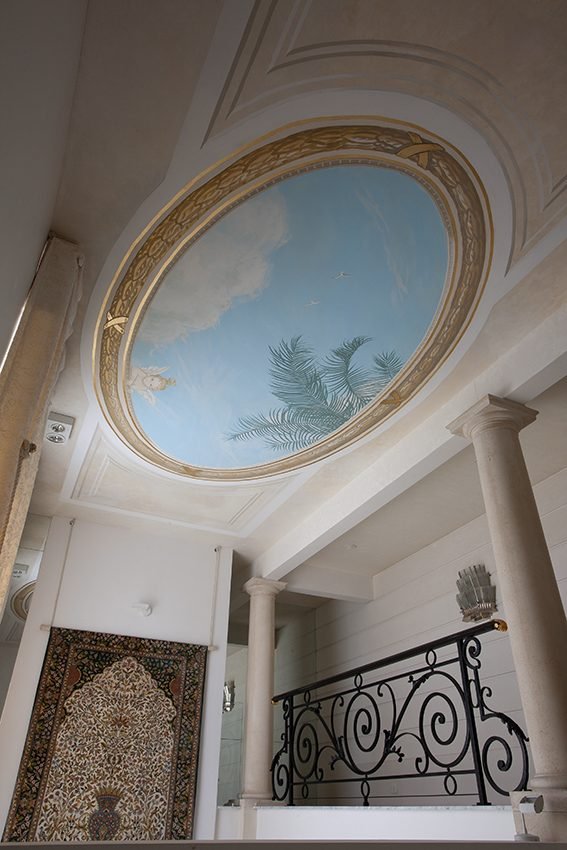 Balconeo interior clásico con decoración ornamental