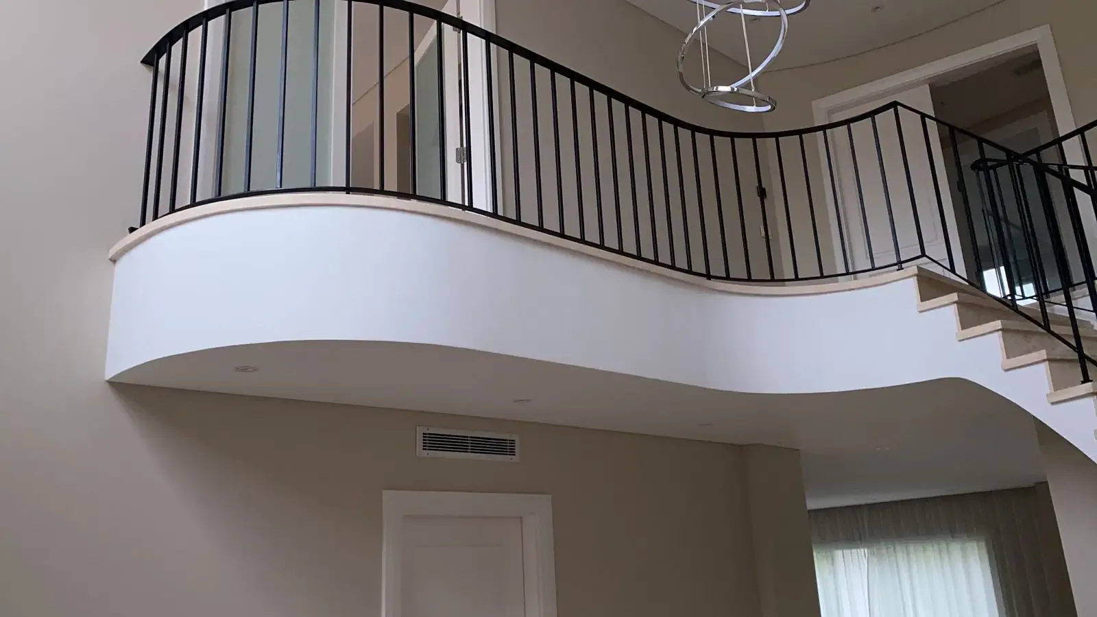 Balconeo interior minimalista en hierro