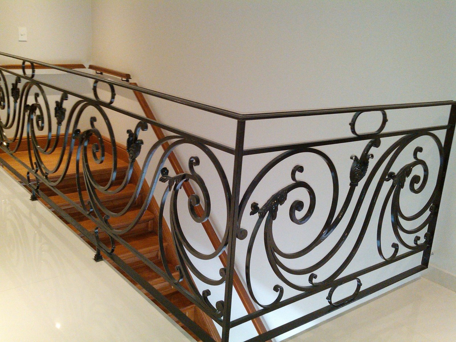 Detalle de baranda en entrepiso con escalera de madera