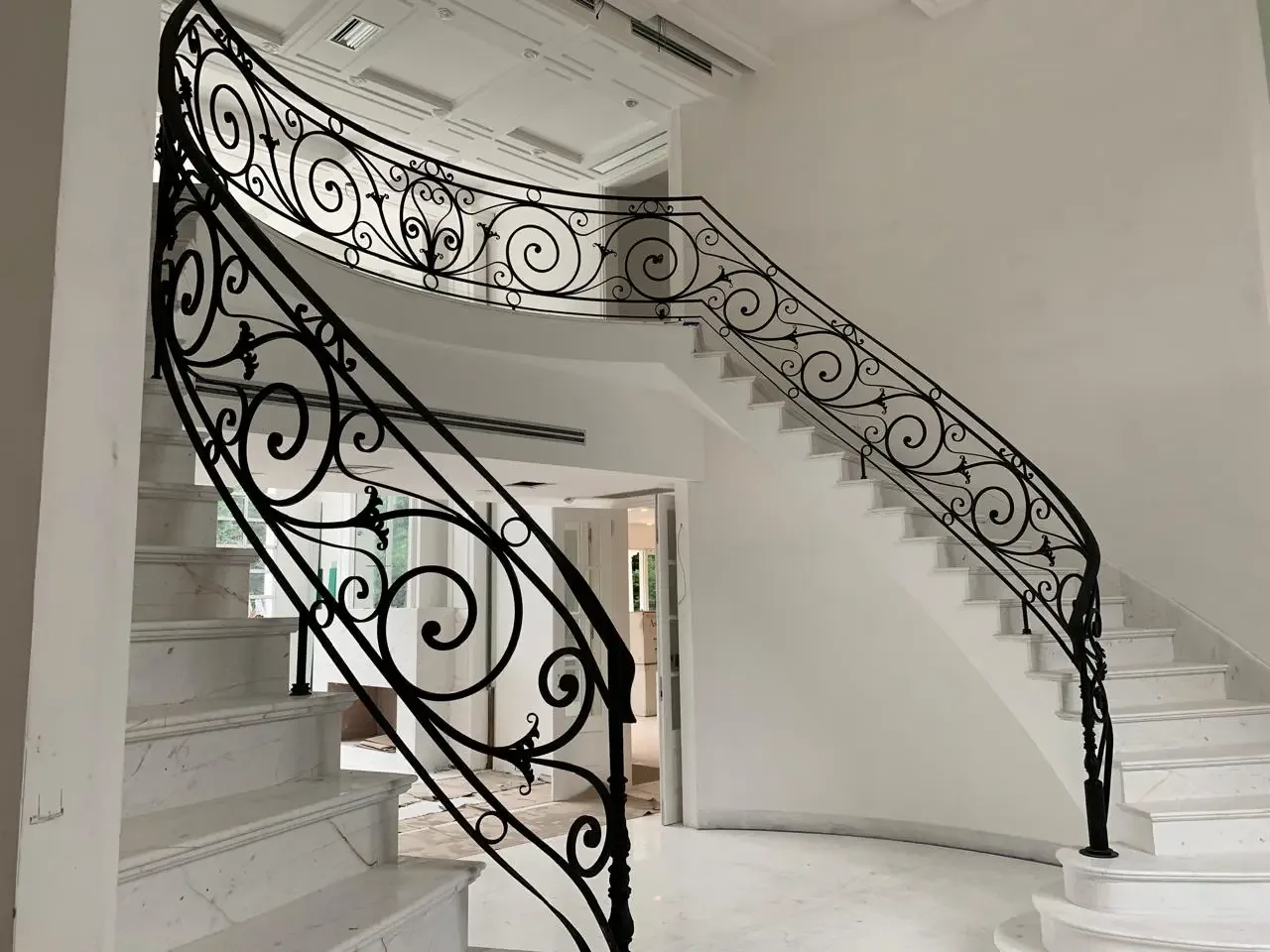 Escalera con baranda de herrería artística