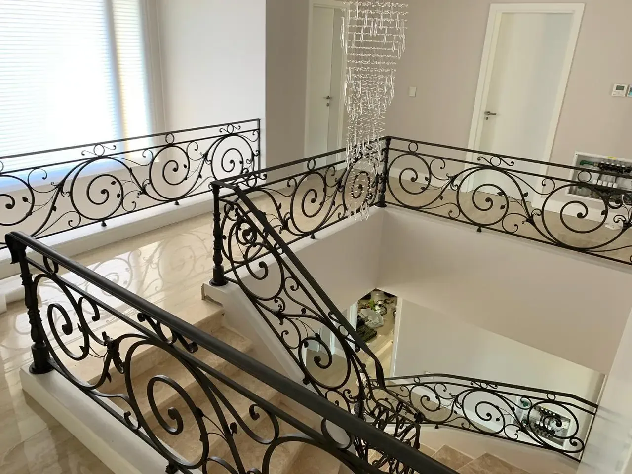 Escalera y hall con herrería artística de hierro