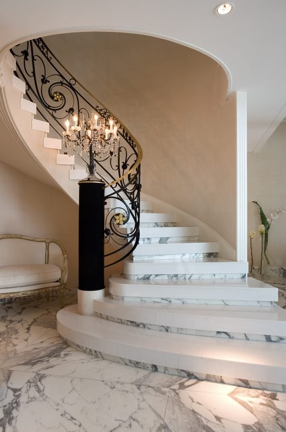 Proyecto residencial con escalera y herrería artística