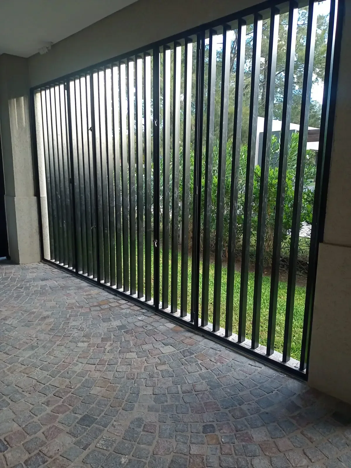 Cerramiento exterior de hierro con perfiles verticales
