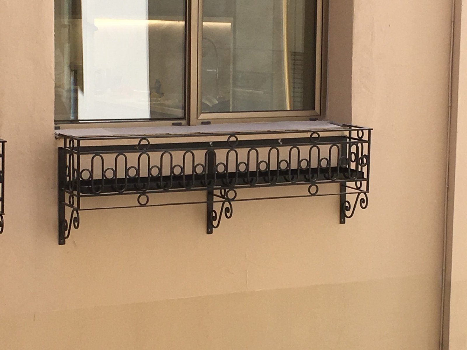 Soporte metálico ornamental a medida para exterior