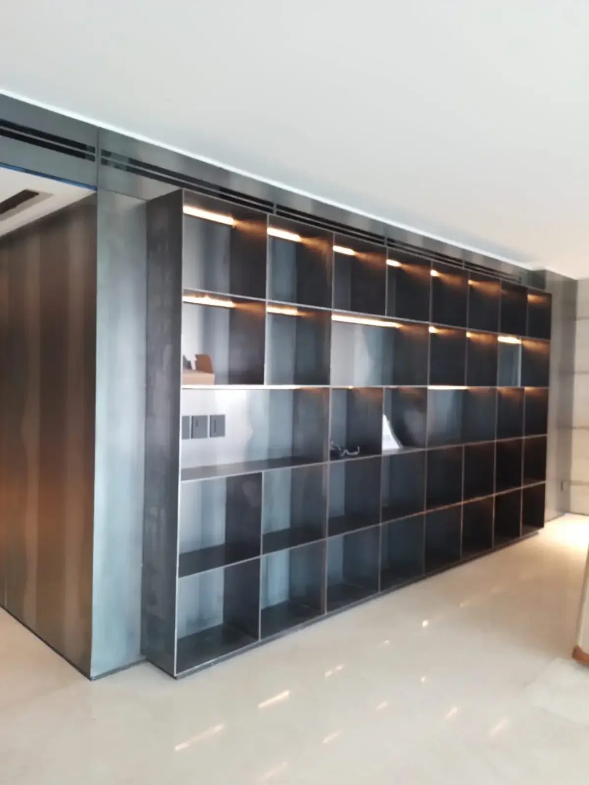 Biblioteca de herrería moderna integrada a un interior contemporáneo
