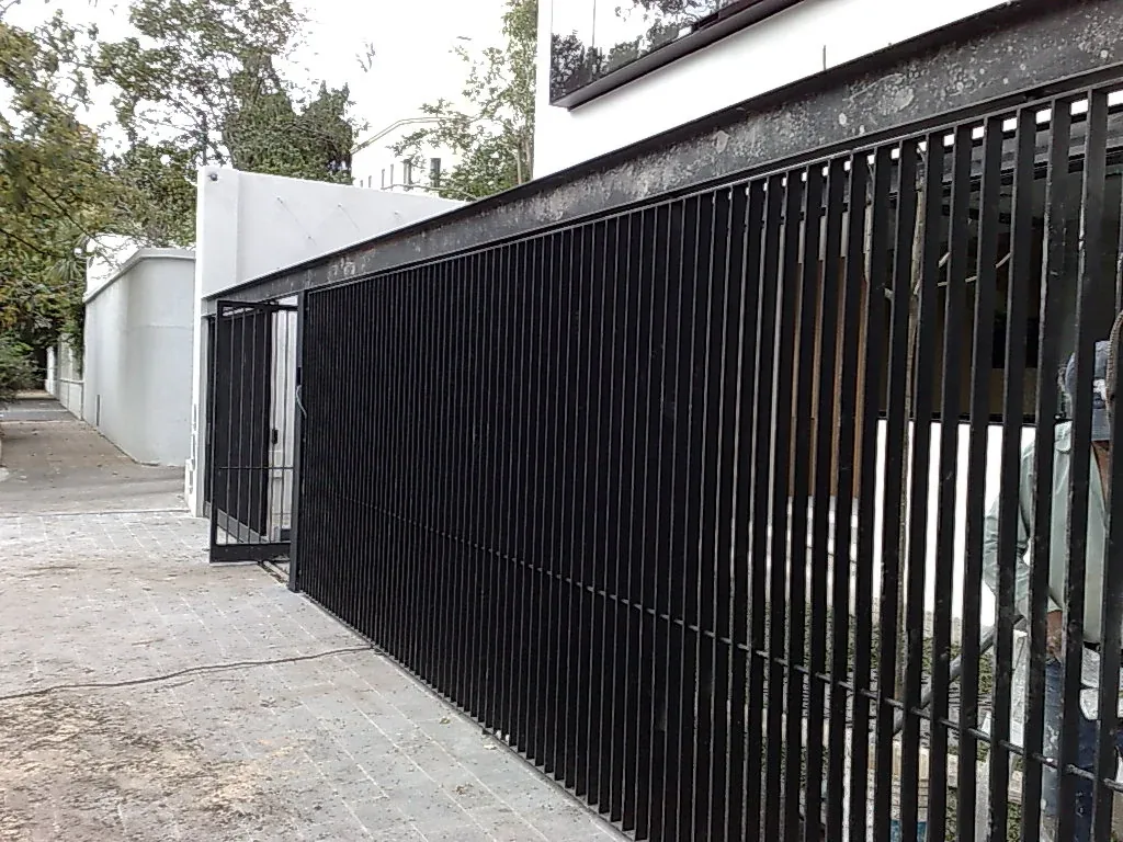 Cerramiento exterior de lamas metálicas de líneas contemporáneas