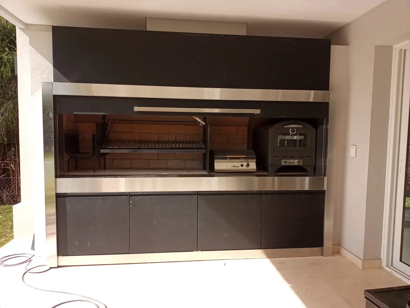 Cerramiento metálico para parrilla y sector gourmet realizado a medida