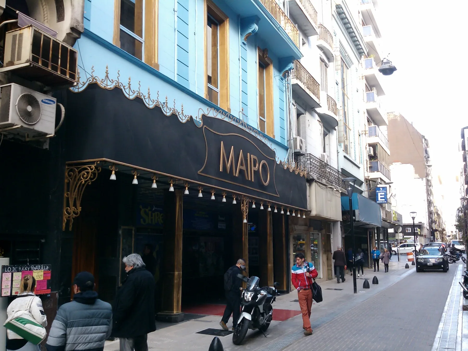 Marquesina metálica ornamental en frente comercial