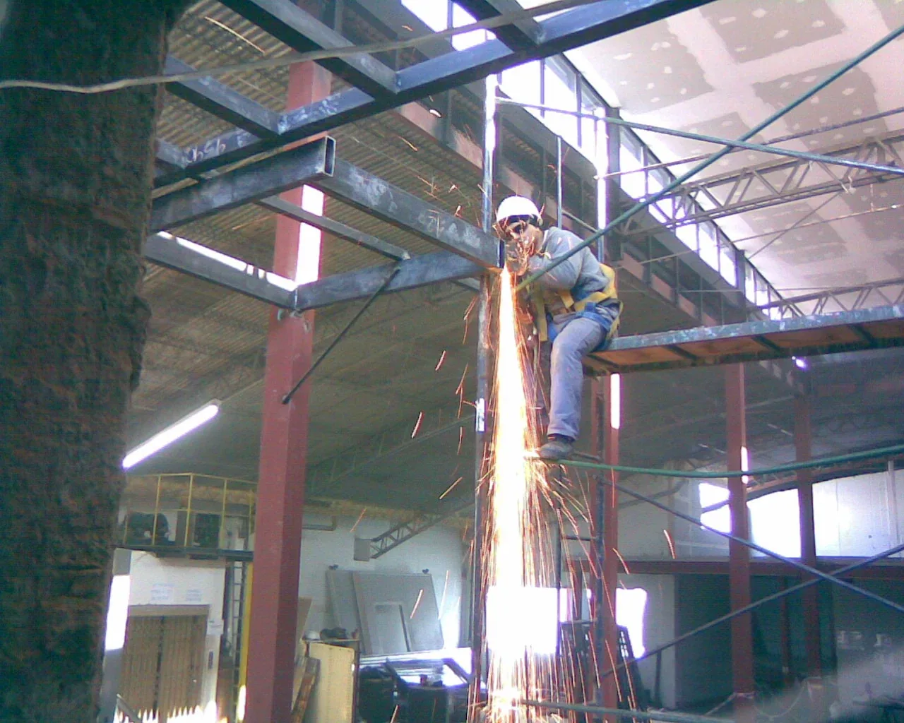 Montaje y soldadura de estructura metálica en obra