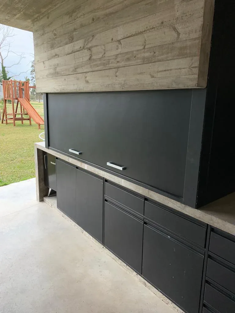 Puerta metálica tipo guillotina para cerramiento de parrilla