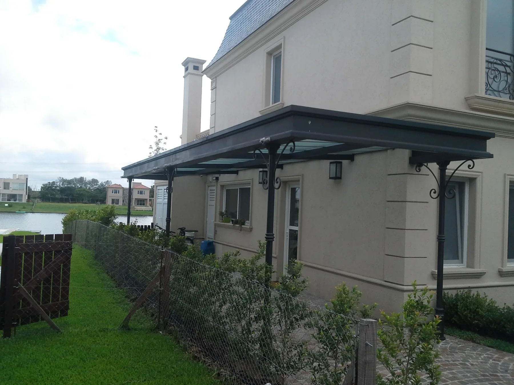Pérgola y alero metálico de hierro instalado en vivienda
