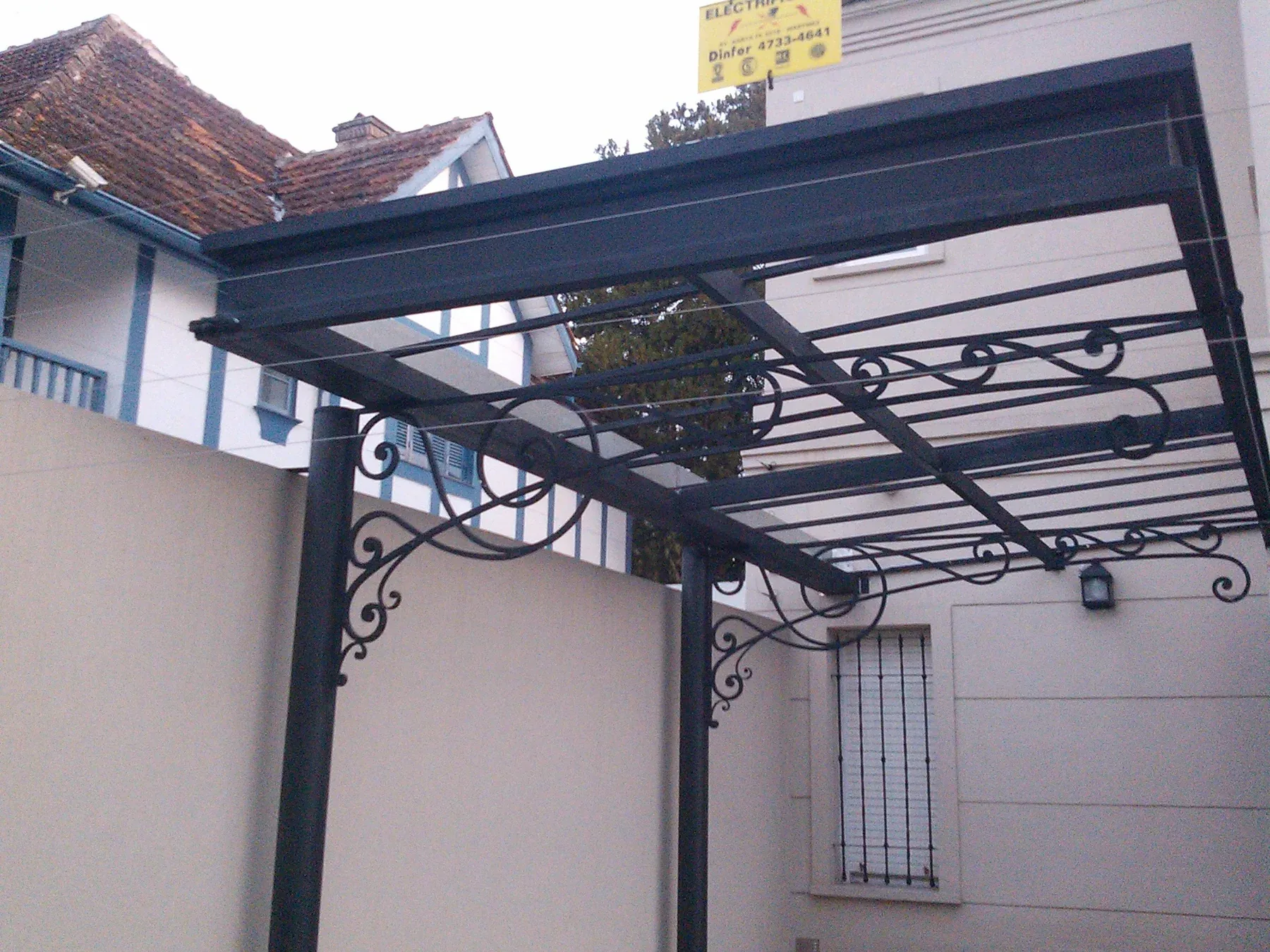 Pérgola de hierro con cubierta para patio
