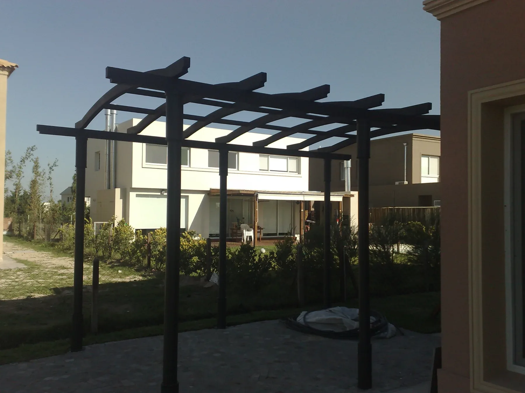 Estructura de pérgola de hierro fabricada a medida para patio