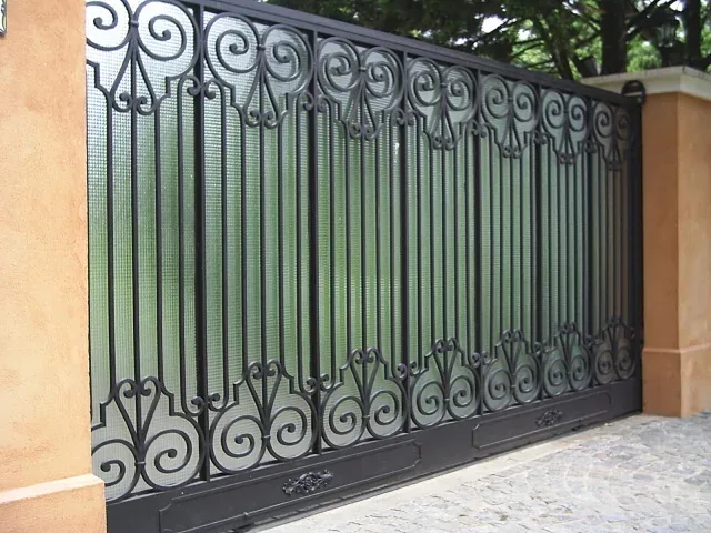 Portón corredizo de hierro ornamental a medida