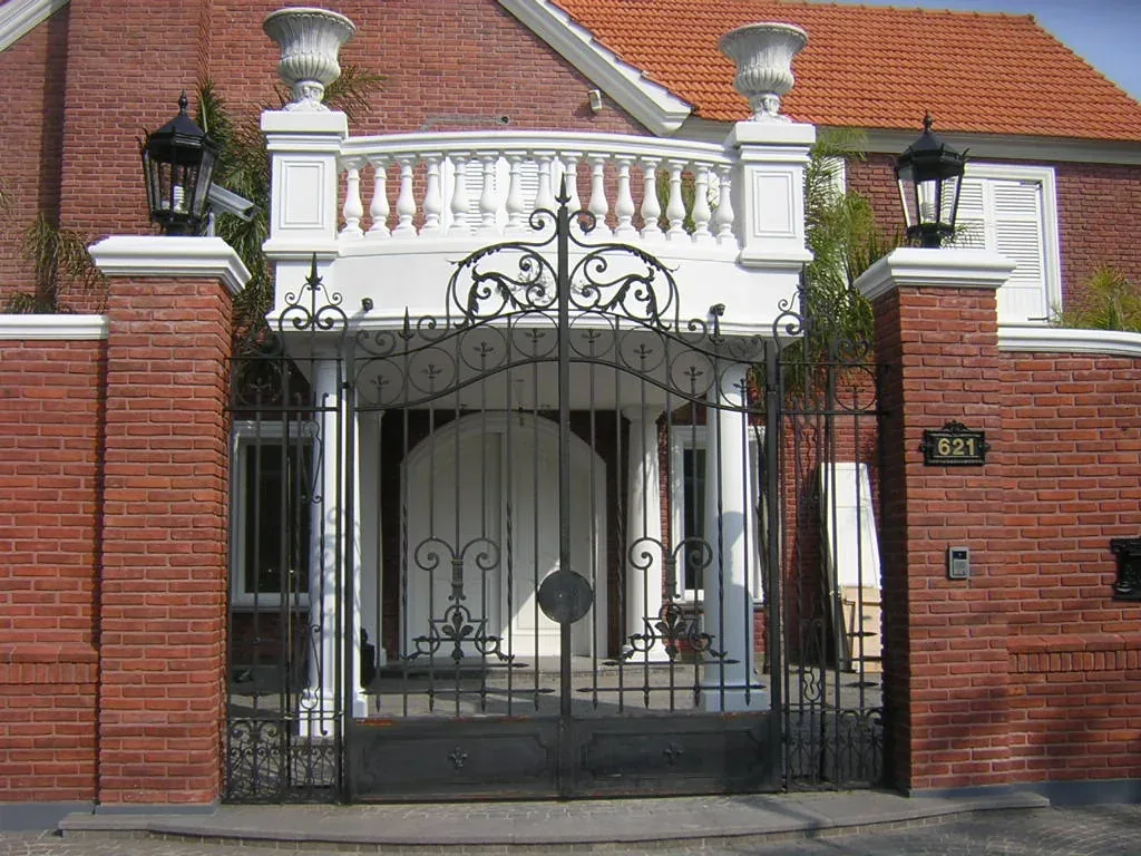 Portón ornamental de hierro en frente de vivienda