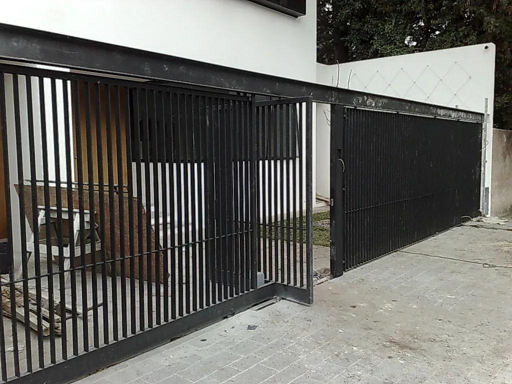 Portón y rejas de líneas verticales en hierro