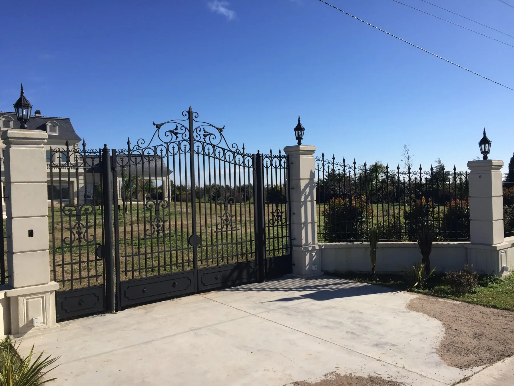 Frente residencial con portón y rejas de hierro