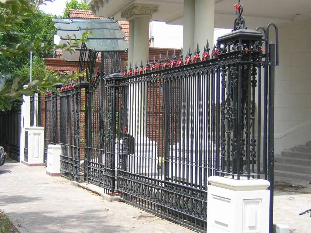 Rejas ornamentales de hierro en frente residencial